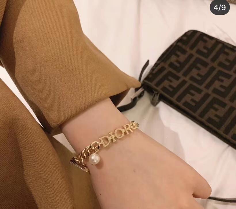 Top 6 mẫu lắc vòng tay Dior chính hãng mà các tín đồ mê mẩn